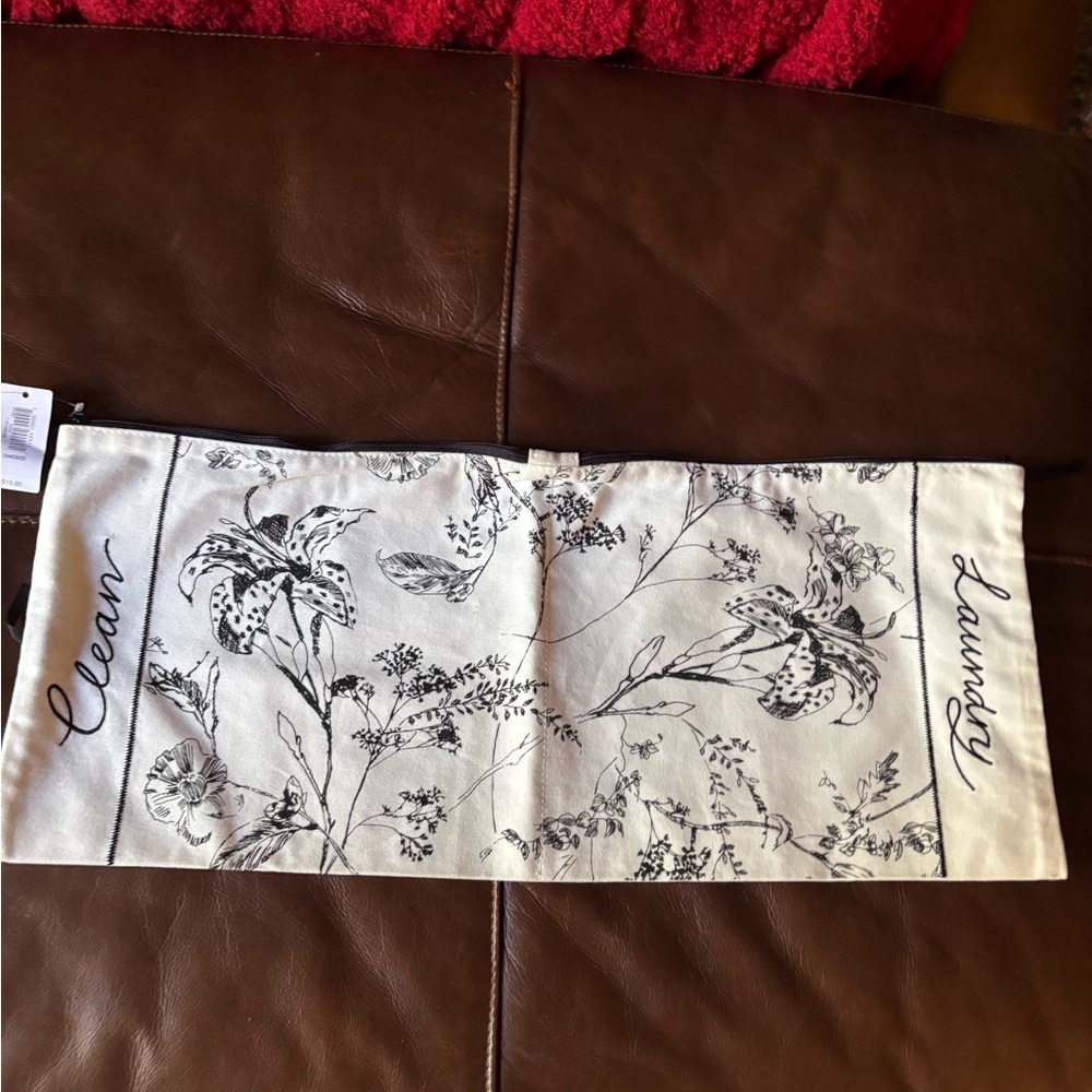 NWT GAP FLORAL DESIGN CLEAN/LAUNDRY CARRIER